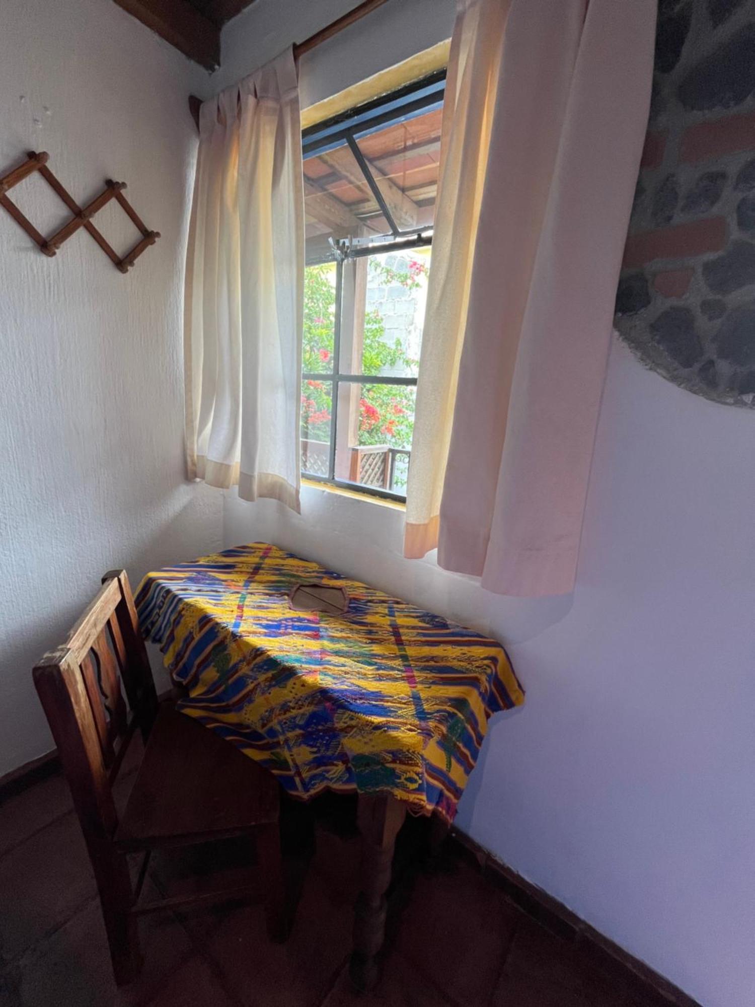 Yellow House Hostel B&B Antigua ภายนอก รูปภาพ