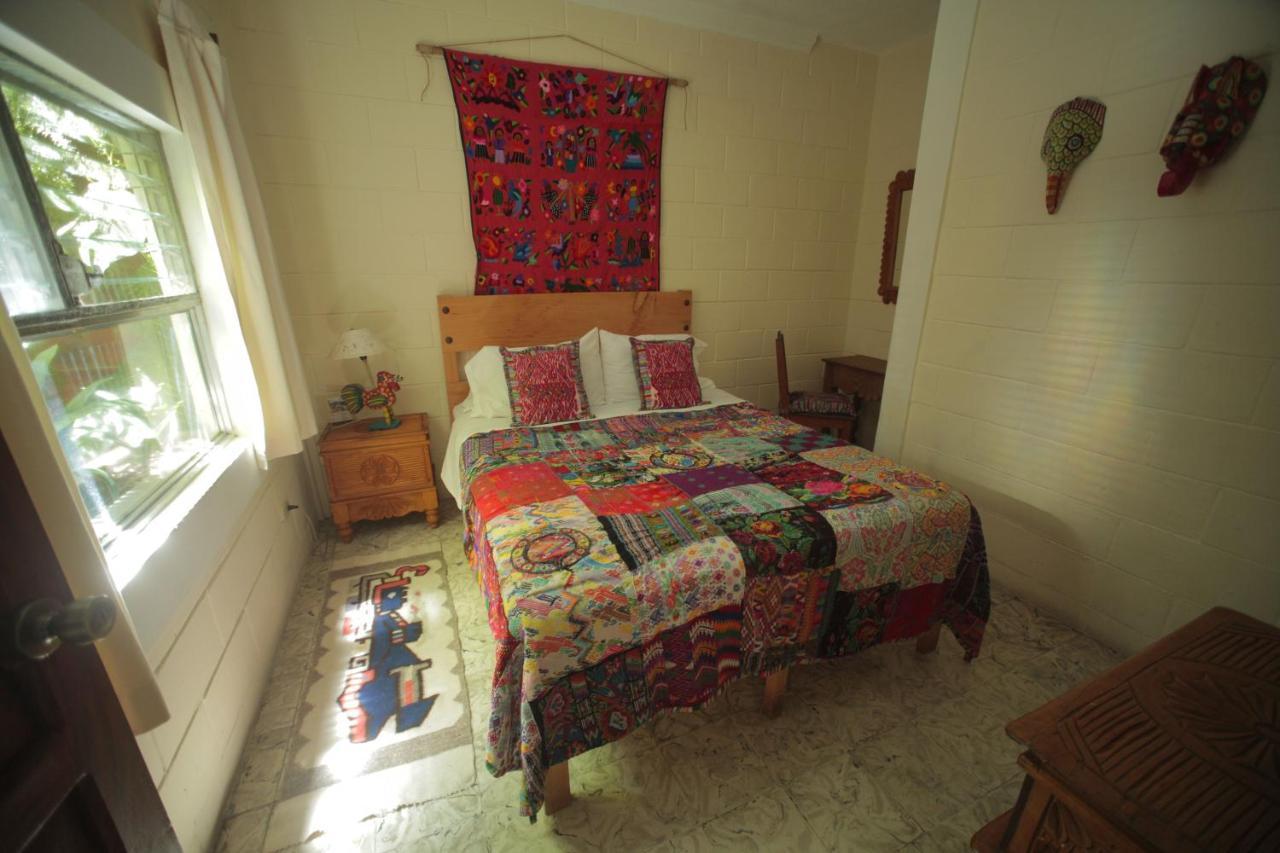 Yellow House Hostel B&B Antigua ภายนอก รูปภาพ